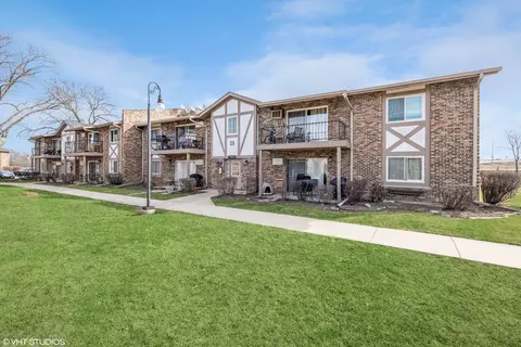 9 S070 Frontage Rd #25-101A, Willowbrook, IL 60527