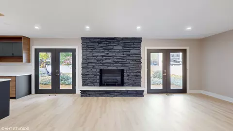 Living - 2140 Pfingsten Rd, Northbrook, IL 60062 photo 1 of 4