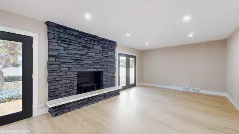 Living - 2140 Pfingsten Rd, Northbrook, IL 60062 photo 2 of 4