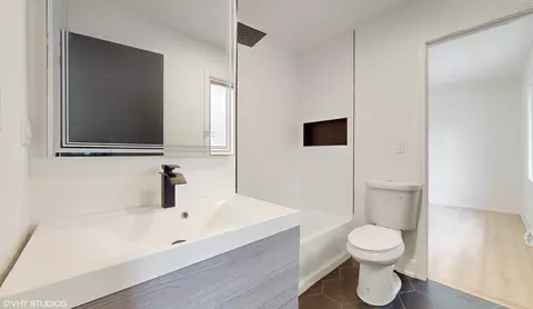 Bath - 2140 Pfingsten Rd, Northbrook, IL 60062 photo 2 of 4