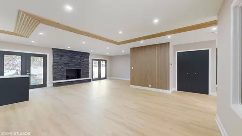Living - 2140 Pfingsten Rd, Northbrook, IL 60062 photo 3 of 4