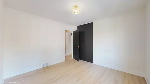 Bedroom - 2140 Pfingsten Rd, Northbrook, IL 60062 photo 1 of 2