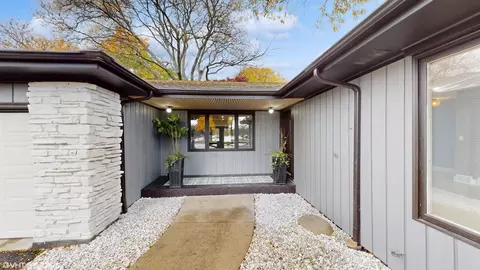 Exterior - 2140 Pfingsten Rd, Northbrook, IL 60062 photo 3 of 11