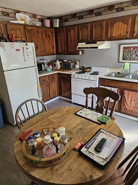 Kitchen - 2400 Austin Dr, Springfield, IL 62704 photo 3 of 4