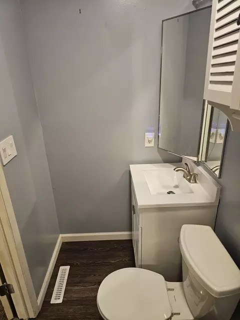 Bath - 2400 Austin Dr, Springfield, IL 62704 photo 2 of 4