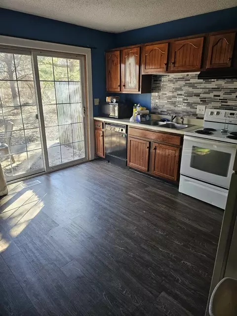 Kitchen - 2400 Austin Dr, Springfield, IL 62704 photo 2 of 4