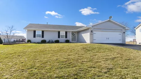 174 Prairie Moon Dr, Davis Junction, IL 61020