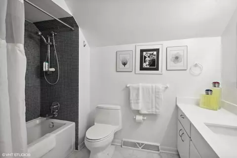 Bath - 8129 Kathryn Ct, Burr Ridge, IL 60527 photo 3 of 4