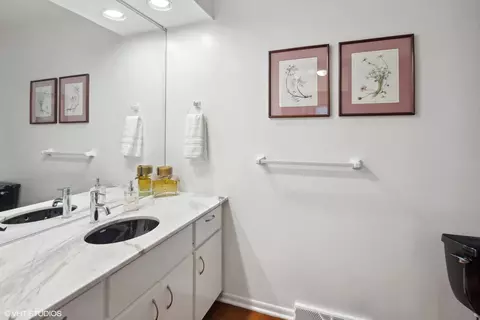 Bath - 8129 Kathryn Ct, Burr Ridge, IL 60527 photo 1 of 4