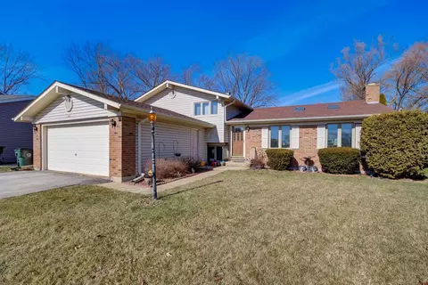 426 Shagbark Ln, Lindenhurst, IL 60046