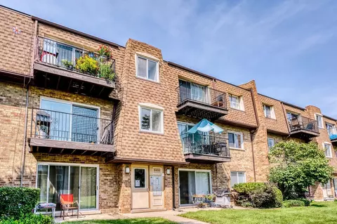 9436 Bay Colony Dr #2W, Des Plaines, IL 60016