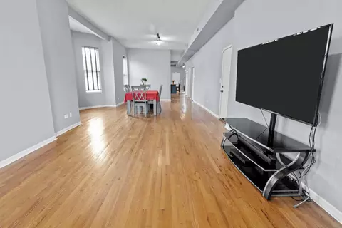 Dining - 735 E 50th St #3, Chicago, IL 60615 photo 1 of 3