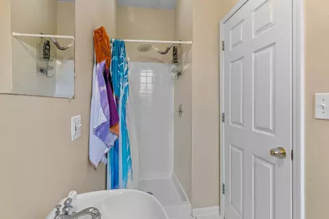 Bath - 735 E 50th St #3, Chicago, IL 60615 photo 6 of 6