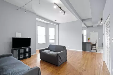 Living - 735 E 50th St #3, Chicago, IL 60615 photo 1 of 2