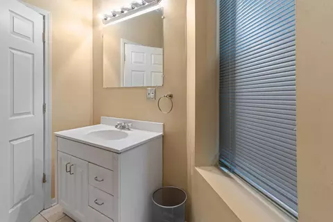 Bath - 735 E 50th St #3, Chicago, IL 60615 photo 2 of 6