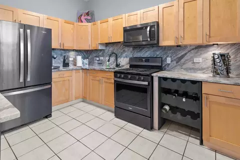 Kitchen - 735 E 50th St #3, Chicago, IL 60615 photo 3 of 4