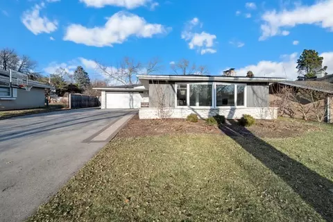 22 W414 Balsam Dr, Glen Ellyn, IL 60137