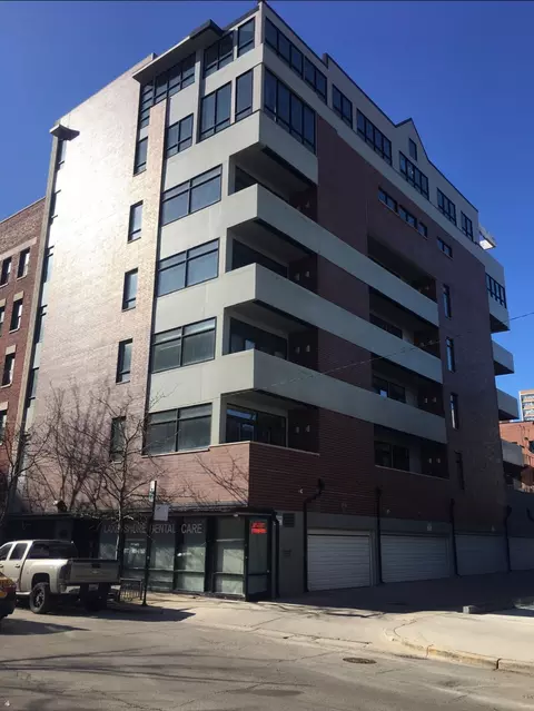 834 W Montrose Ave #201, Chicago, IL 60613
