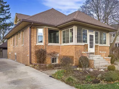660 S Fairview Ave, Elmhurst, IL 60126