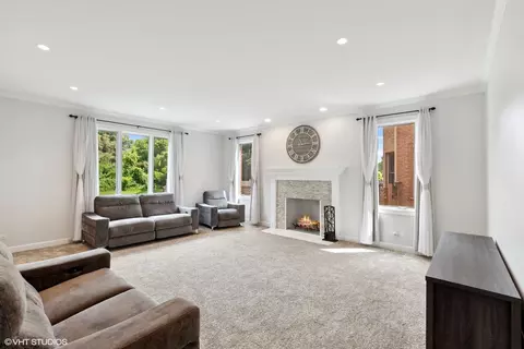 Living - 2250 Ottawa St, Des Plaines, IL 60016 photo 5 of 6