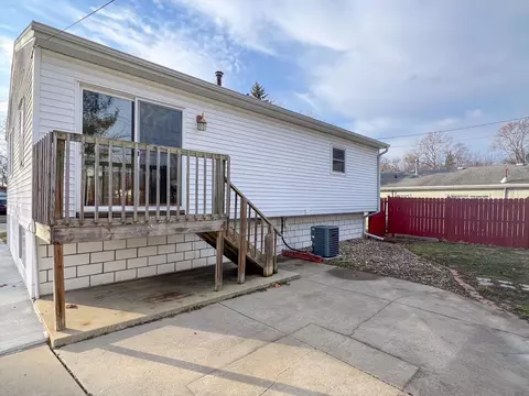 Exterior - 1404 Maplepark Dr, Champaign, IL 61821 photo 6 of 10