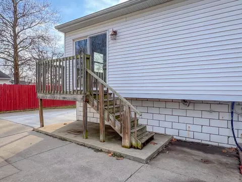 Exterior - 1404 Maplepark Dr, Champaign, IL 61821 photo 7 of 10