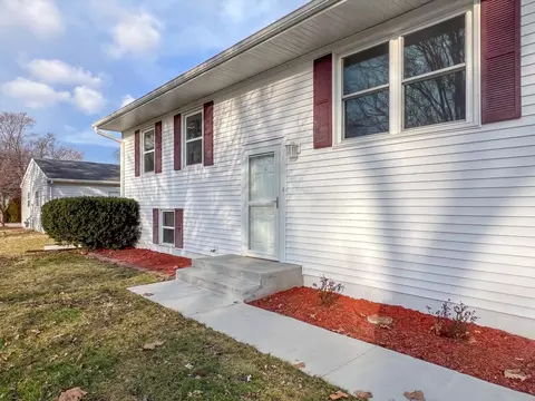 Exterior - 1404 Maplepark Dr, Champaign, IL 61821 photo 3 of 10