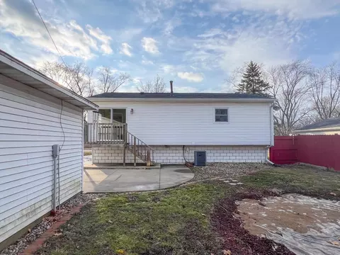 Exterior - 1404 Maplepark Dr, Champaign, IL 61821 photo 8 of 10