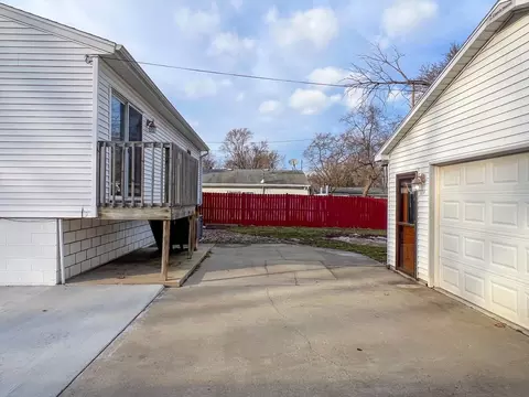 Exterior - 1404 Maplepark Dr, Champaign, IL 61821 photo 5 of 10