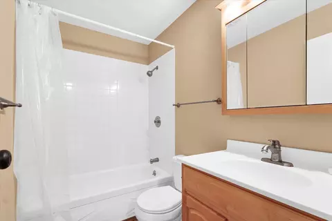 Bath - 1404 Maplepark Dr, Champaign, IL 61821 photo 1 of 1