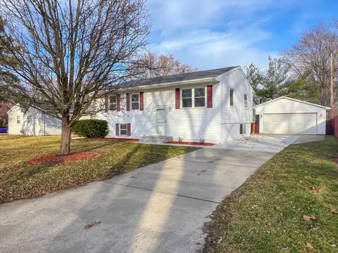 Exterior - 1404 Maplepark Dr, Champaign, IL 61821 photo 2 of 10