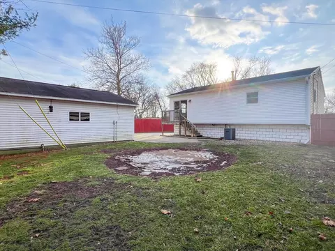 Exterior - 1404 Maplepark Dr, Champaign, IL 61821 photo 9 of 10