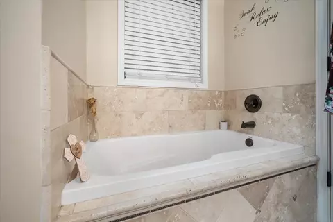 Bath - 2432 Corinth Ln, Normal, IL 61761 photo 3 of 6