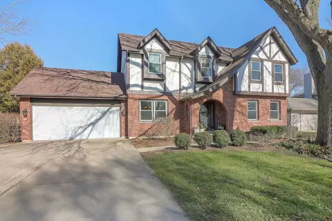 1105 Hidden Spring Dr, Naperville, IL 60540