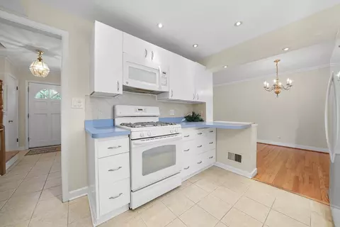 Kitchen - 2525 Glenview Rd, Glenview, IL 60025 photo 4 of 4