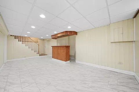 Living - 2525 Glenview Rd, Glenview, IL 60025 photo 3 of 3