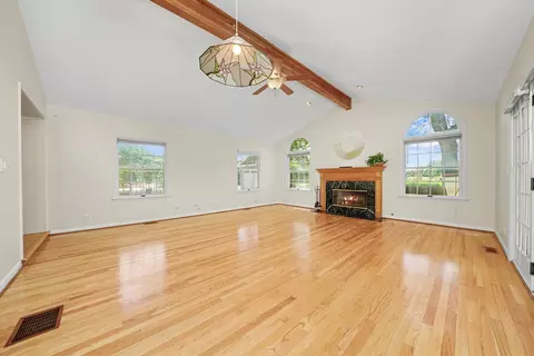 Living - 2525 Glenview Rd, Glenview, IL 60025 photo 2 of 3