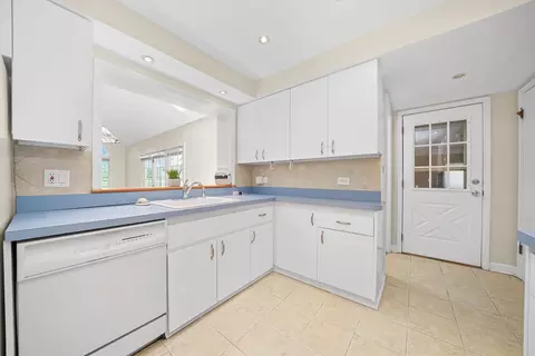 Kitchen - 2525 Glenview Rd, Glenview, IL 60025 photo 2 of 4