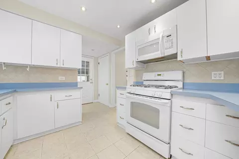 Kitchen - 2525 Glenview Rd, Glenview, IL 60025 photo 1 of 4