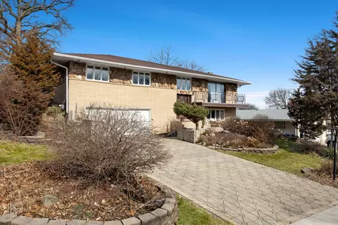8658 Orchard Dr, Hickory Hills, IL 60457