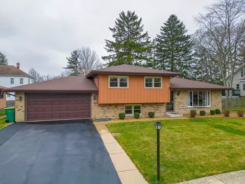 317 E Des Moines St, Westmont, IL 60559
