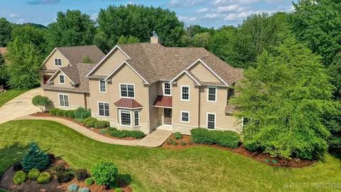 38 W050 Tanglewood Dr, Batavia, IL 60510
