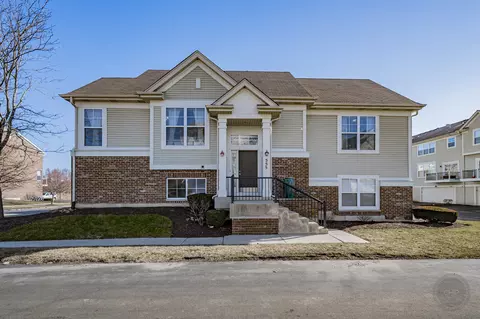 555 Grosvenor Ln, Aurora, IL 60504