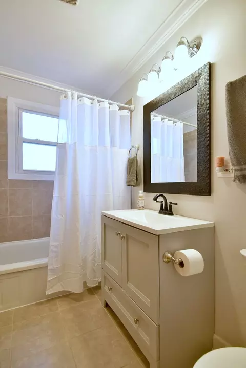 Bath - 3714 Oriole Ln, Rolling Meadows, IL 60008 photo 2 of 2