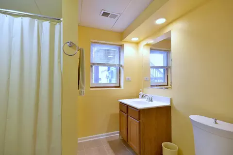 Bath - 3714 Oriole Ln, Rolling Meadows, IL 60008 photo 1 of 2