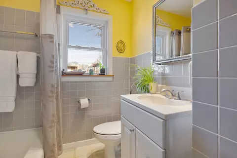 Bath - 452 Longfellow Ave, Deerfield, IL 60015 photo 1 of 3