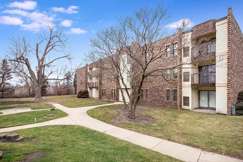 2218 Country Club Dr #16, Woodridge, IL 60517