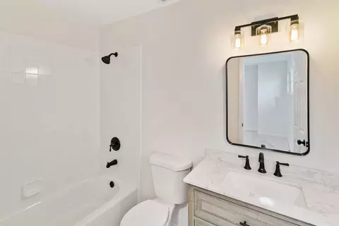Bath - 533 Wakeman Ave, Wheaton, IL 60187 photo 2 of 4