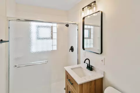 Bath - 533 Wakeman Ave, Wheaton, IL 60187 photo 1 of 4