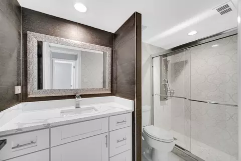 Bath - 1915 Tanglewood Dr #2D, Glenview, IL 60025 photo 2 of 2